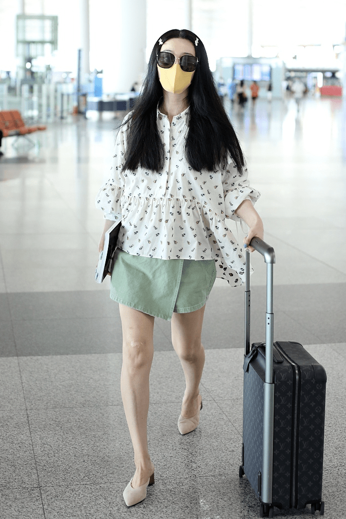 范冰冰罕见这么有"朴素感",碎花衬衫配短裙,低调到差点认不出