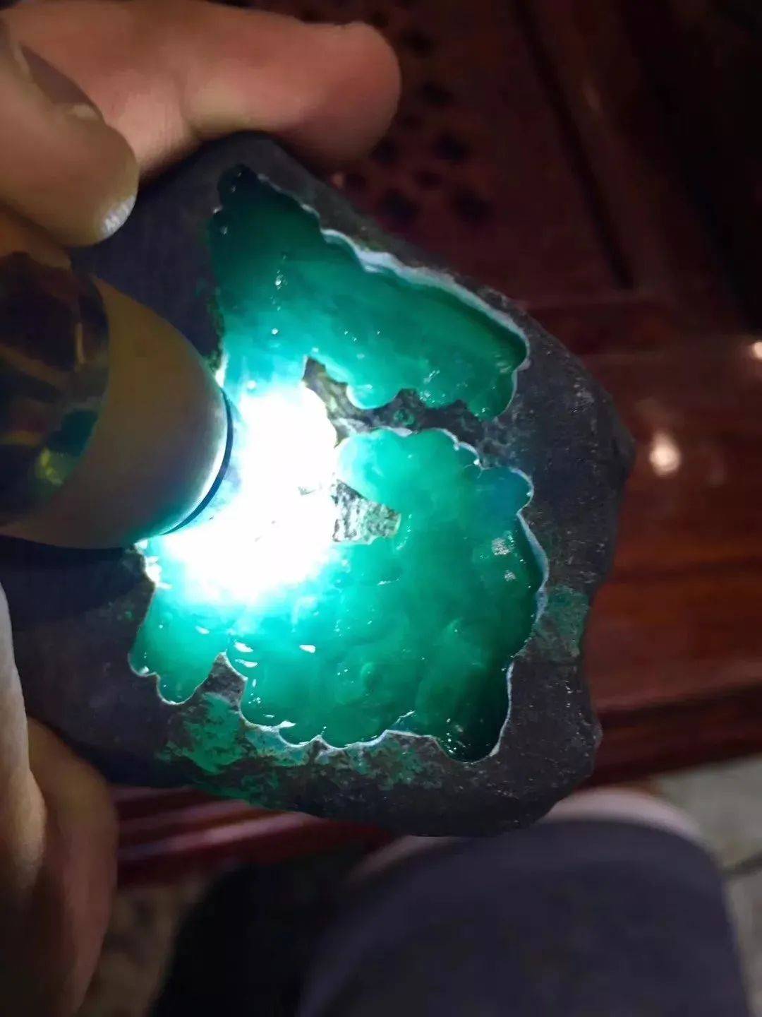 古人语:"月下美人,灯下玉,说的就是这种打灯神秘的翡翠原石了!