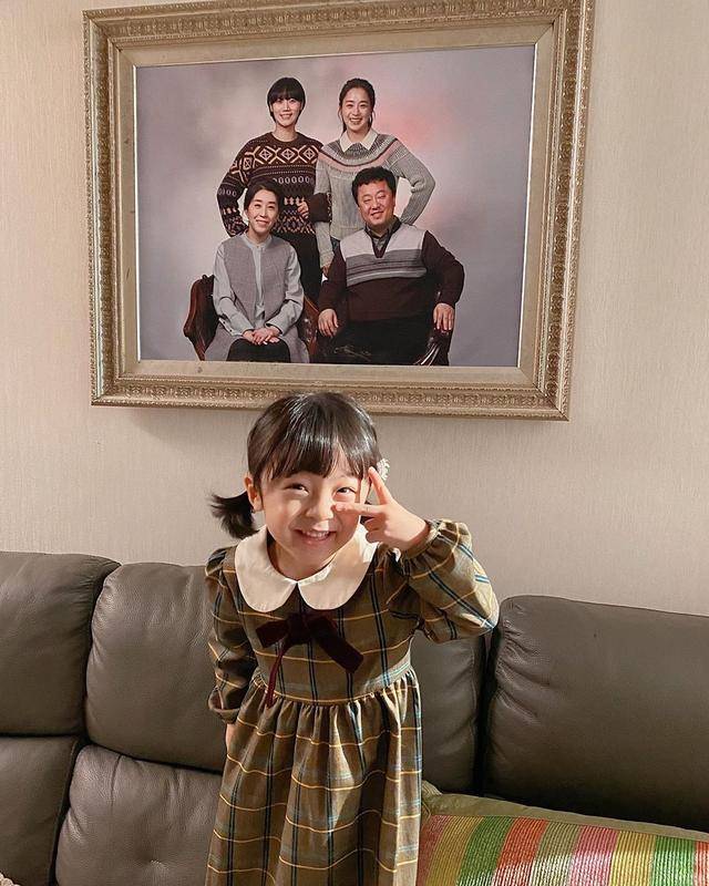 原创超萌小童星为鬼妈妈男扮女装戏中小洋裙萌翻戏外标准潮男