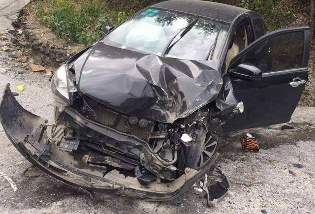 别克被大货车撞上,瞬间砸成"纸片",车主:美系车也不结实