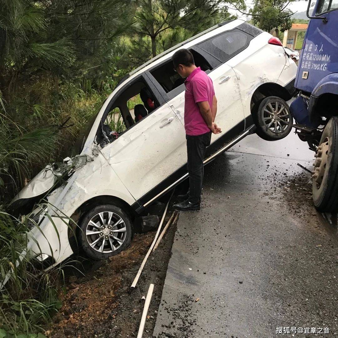 宜章县030县道长策往瑶岗仙方向 黄土岭附近一弯道处发生一起交通事故