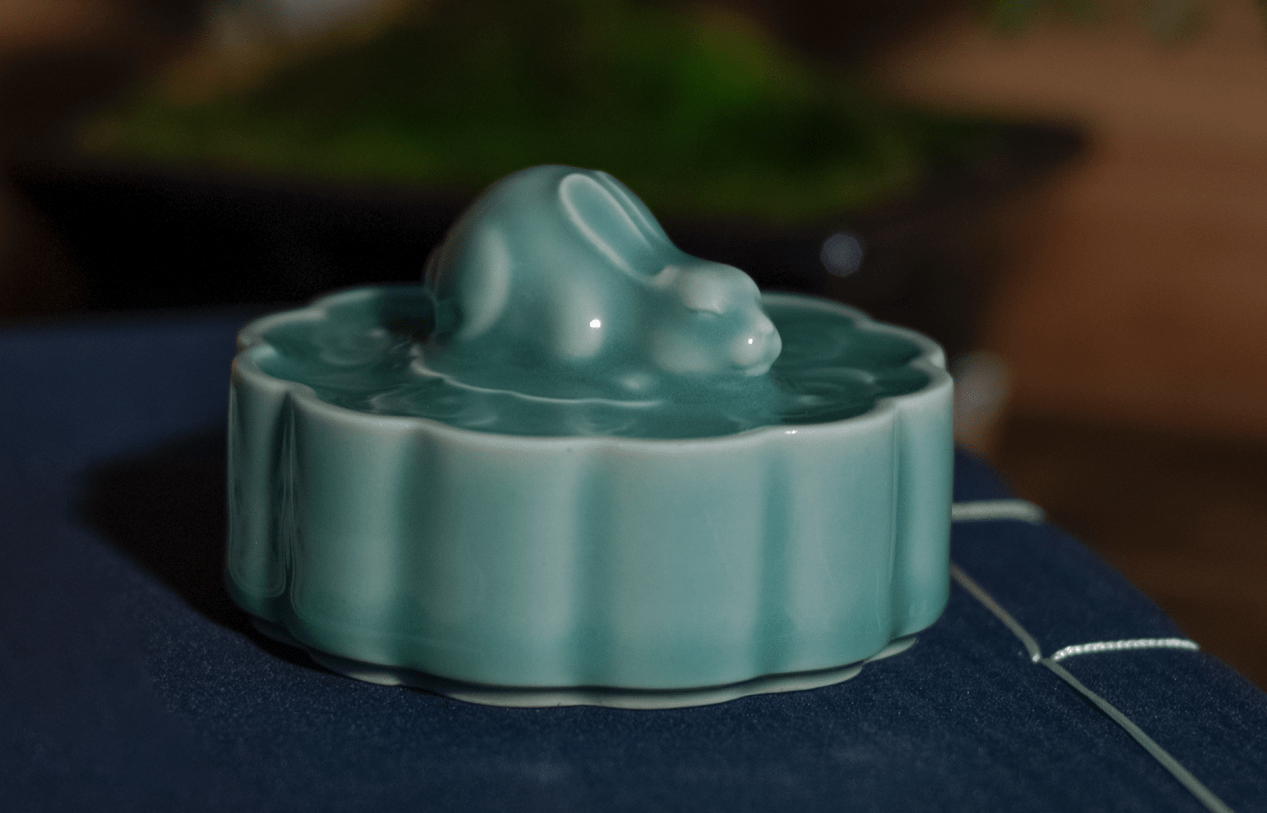 青瓷月饼"玉兔辞月"陈小波是浙江龙泉宝溪人,中国美术学院硕士,高级