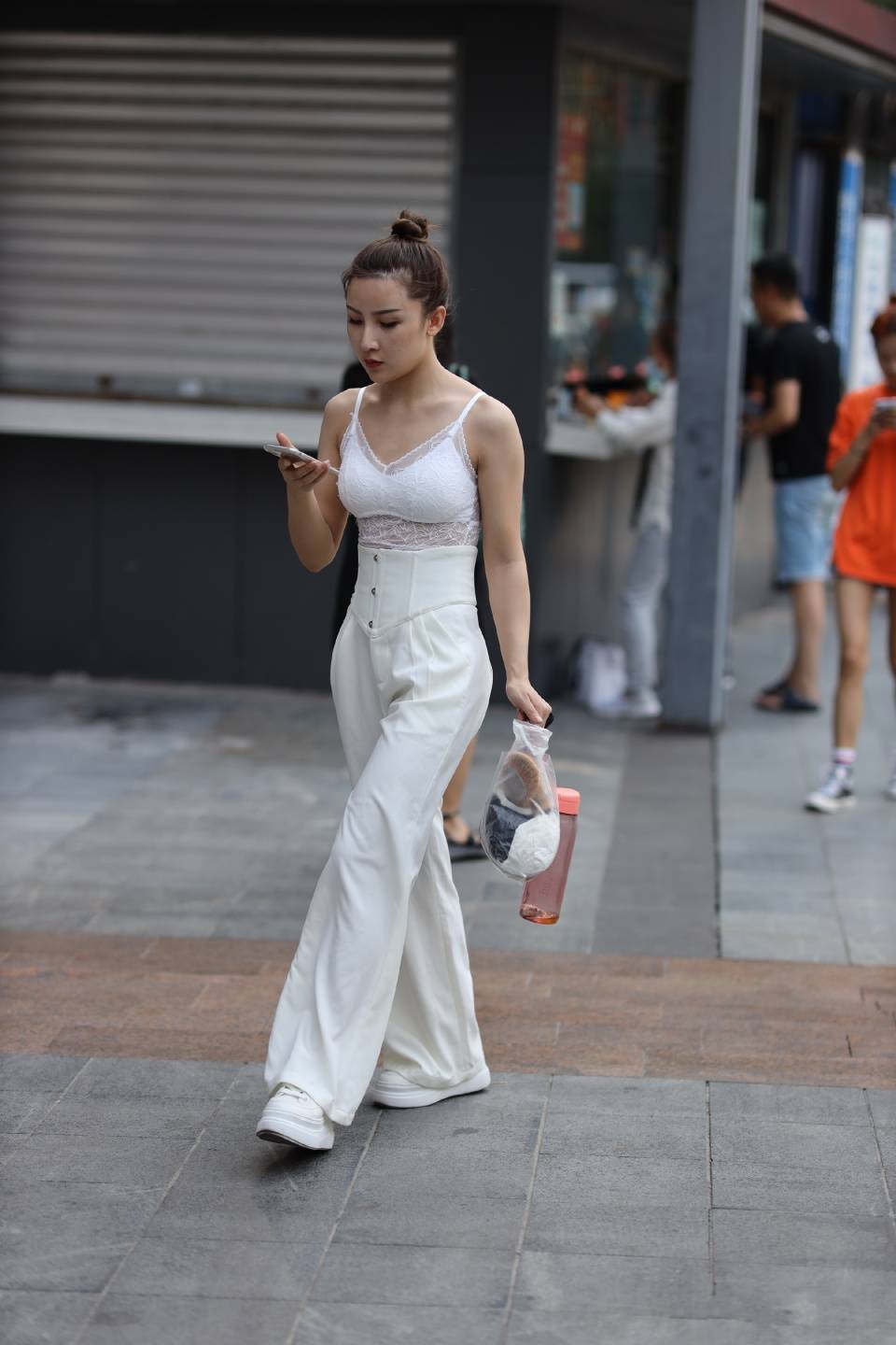 美女街拍:想要体验白色带来的时髦感,那就全身白色,百次试炼不出错