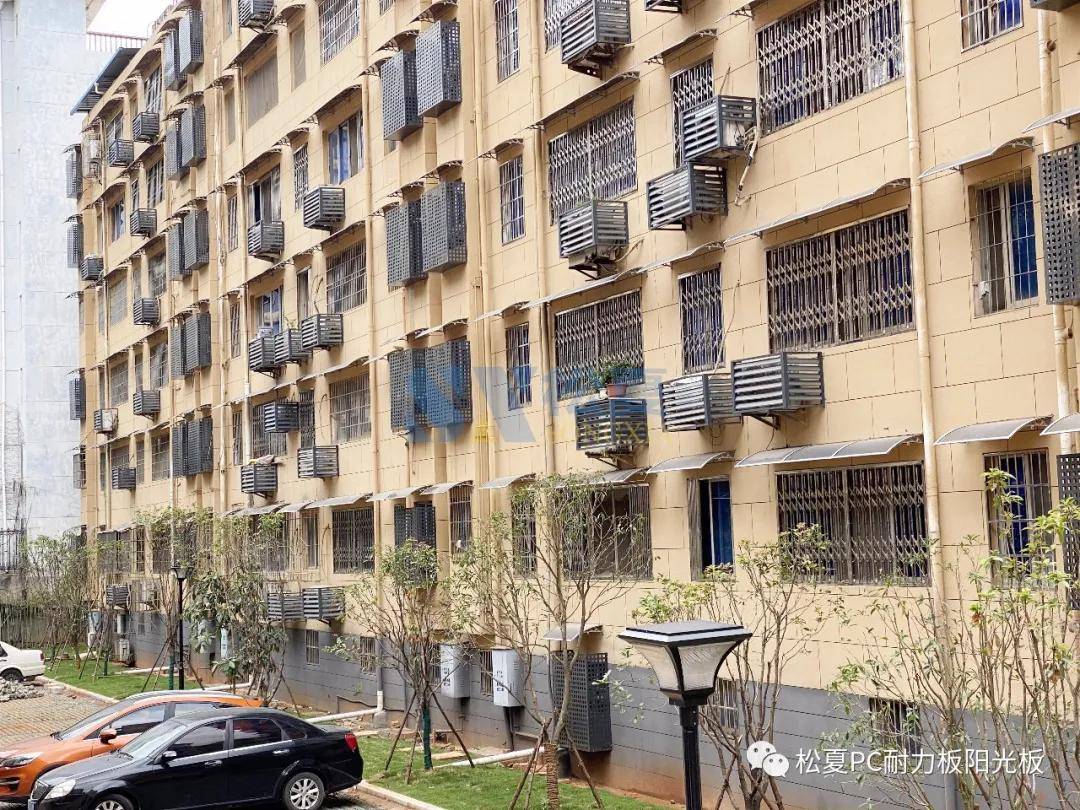 松夏耐力板雨棚小区安装案例分享