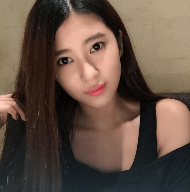 本以为孙悦的妻子够美了,当看到刘晓宇女友,身材颜值堪称完美