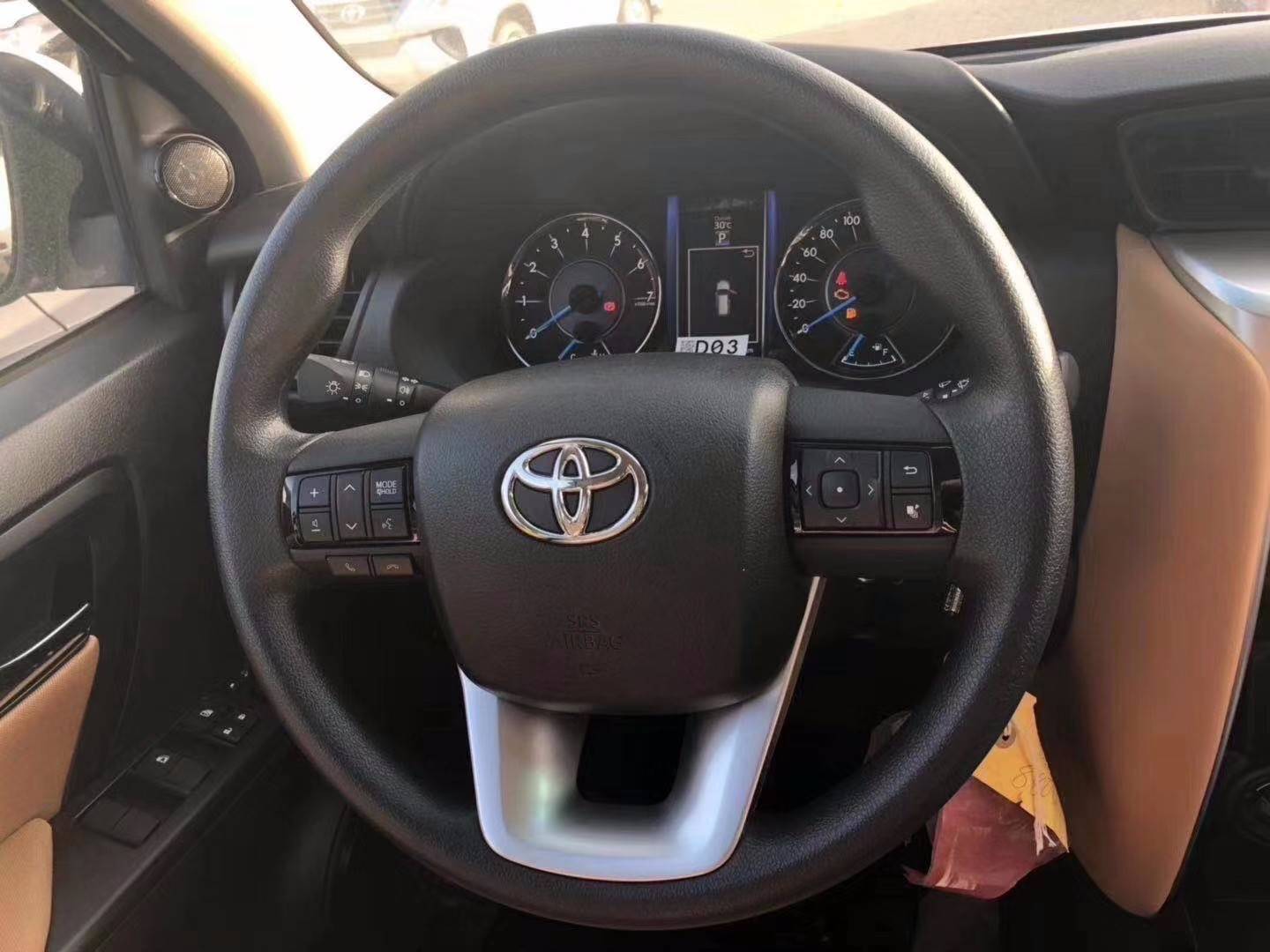 20款丰田硬派越野车穿越者2700内饰配备很奢华.全车座椅真皮包裹.