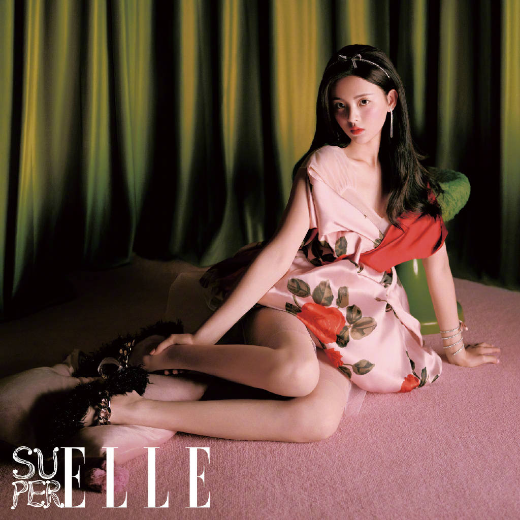 杨超越全新复古大片曝光 化身港风美女氛围感十足