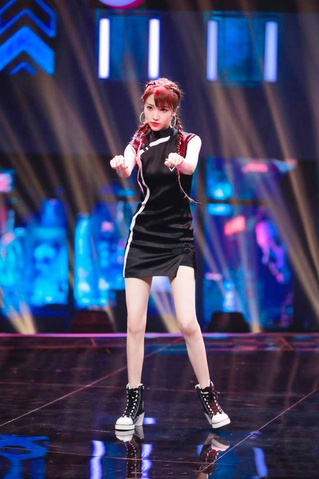 《蒙面舞王》节目没热选手没红,主持人却火了,一双长腿成焦点_张纯烨