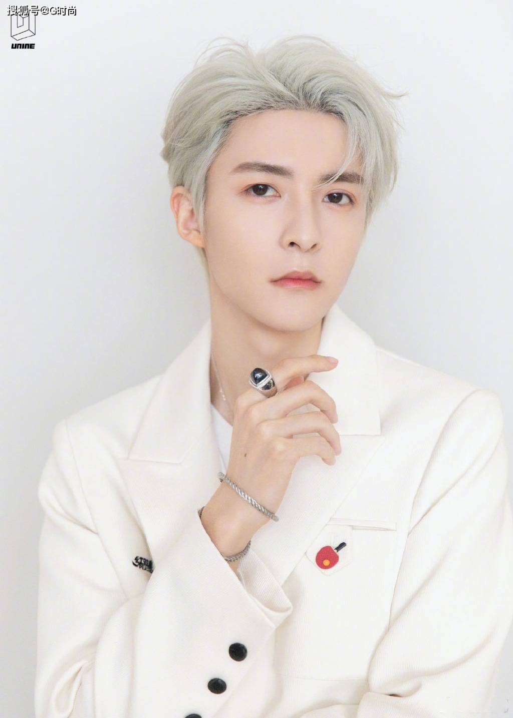 管栎身着简洁白色西装 搭配银发造型现身活动