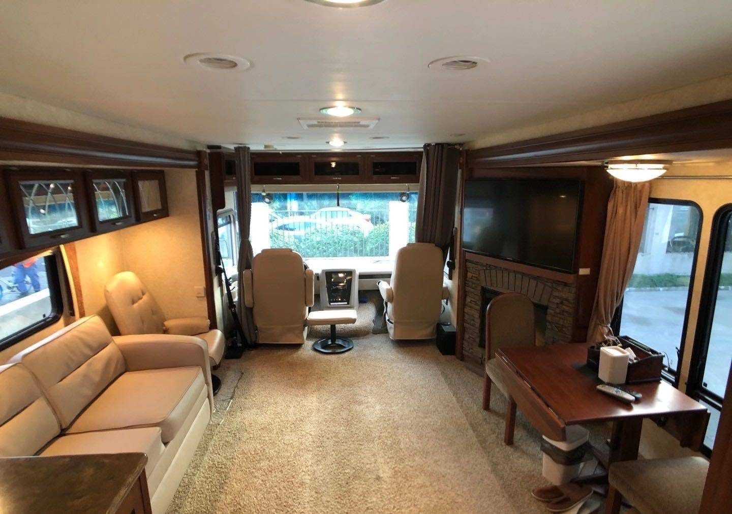 大型的a型大巴房车 被称为移动式别墅.