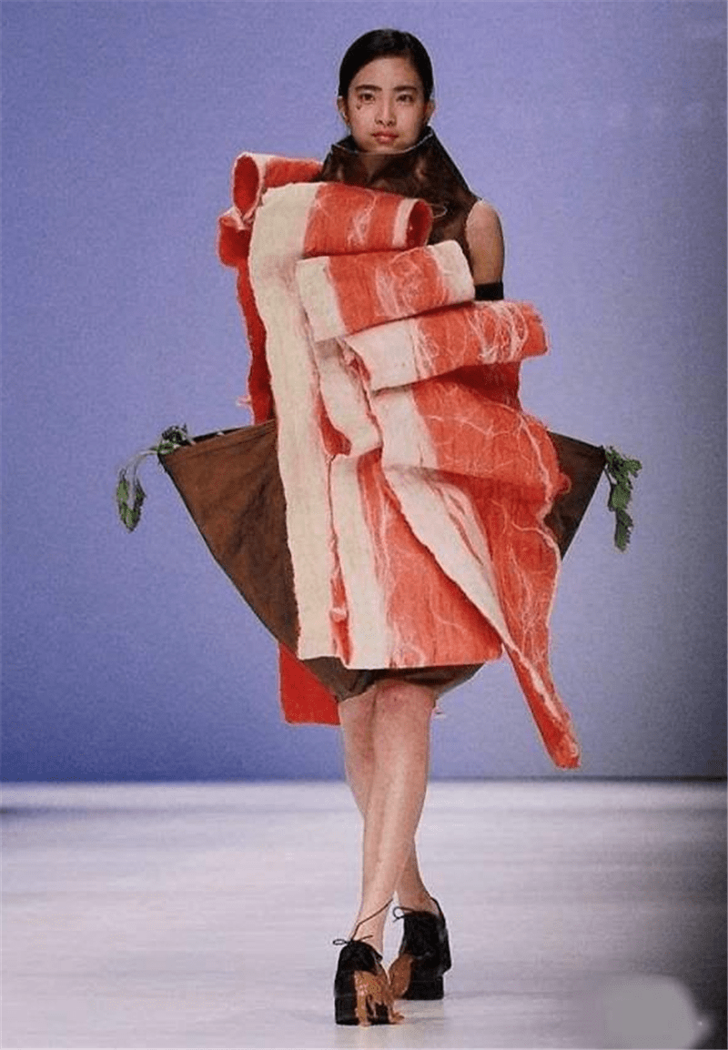 穿出门要勇气的衣服,满是人脸图案的套装,看完密集恐惧症都犯了