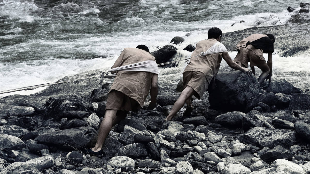 巴奴,是在重庆川江上的纤夫.