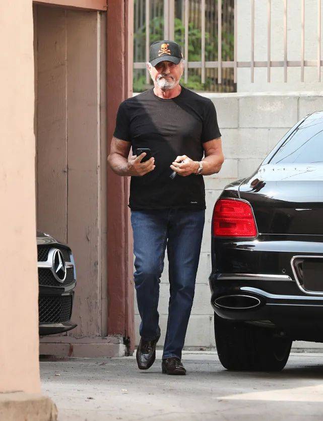 74岁史泰龙硬汉范!穿牛仔裤展露完美体型,麒麟臂"撑破"t恤_手机搜狐网