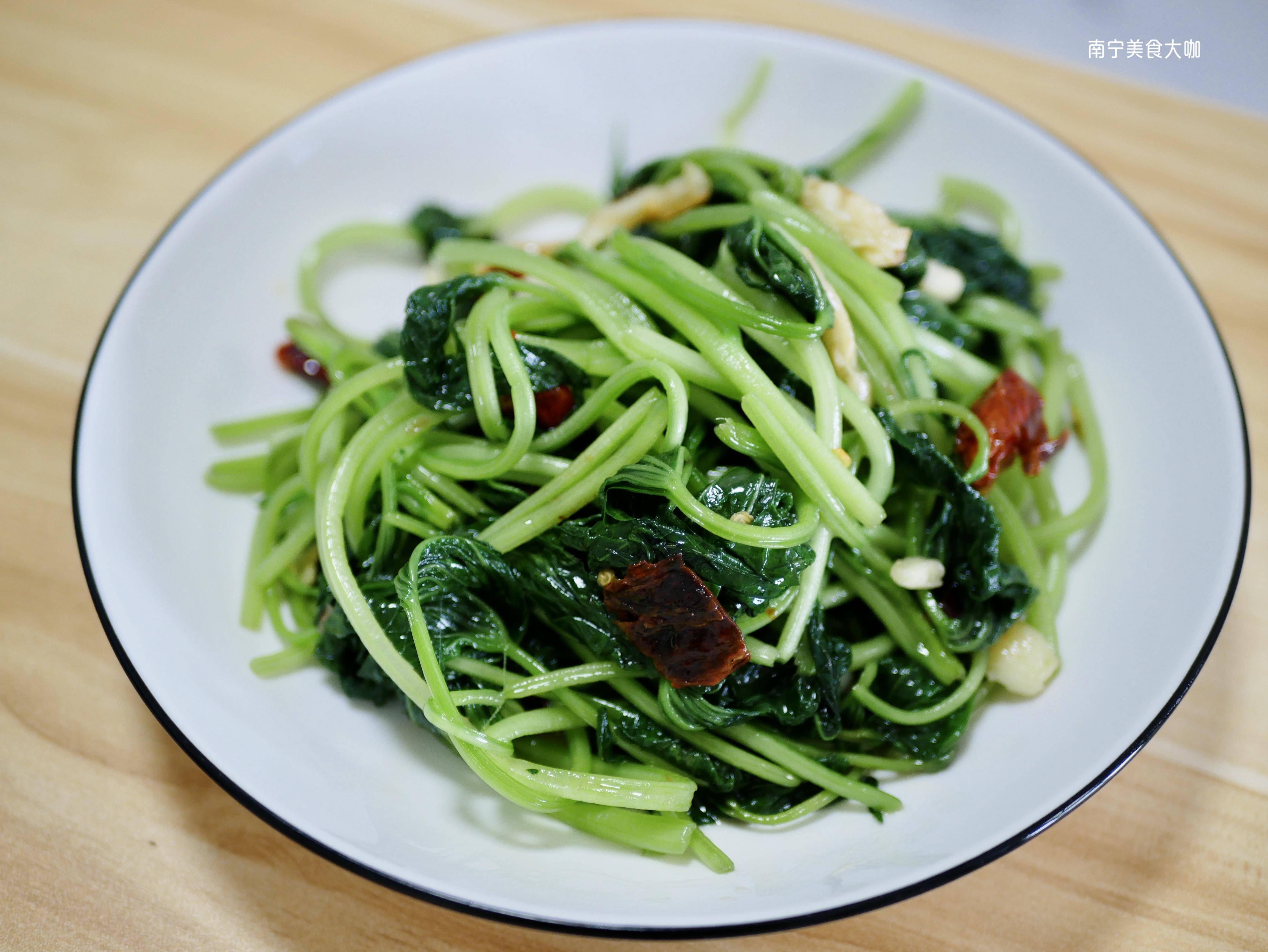 炒青菜时,不能直接下锅炒,多做这一步,炒出来的青菜翠嫩又爽口