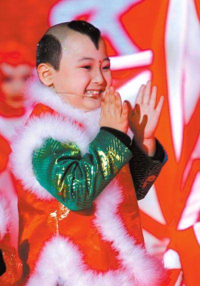 "年画娃娃"2次登上春晚,8岁哥哥病逝,如今妹妹再步后尘_邓鸣