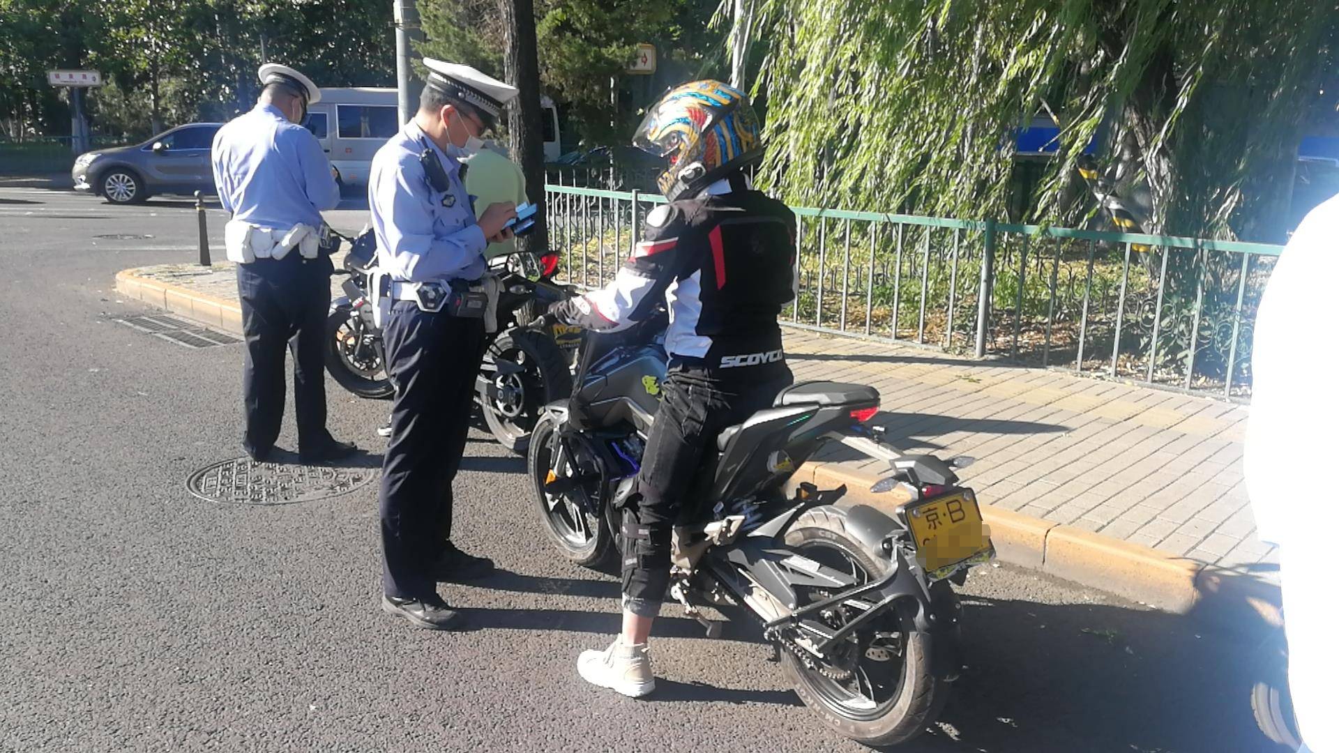 九月路面最忙季 海淀交警护秩序