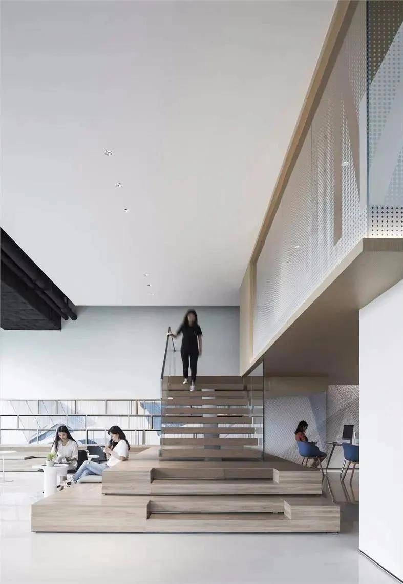 design一,视线体感拓宽公共空间圈,调动可支配区域灵活性以便团体集中