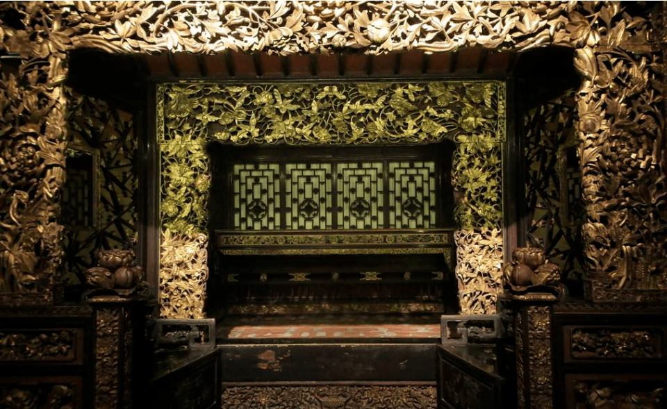 全身镀金的拔步床,号称巴渝第一床,是100年前大户人家的嫁妆