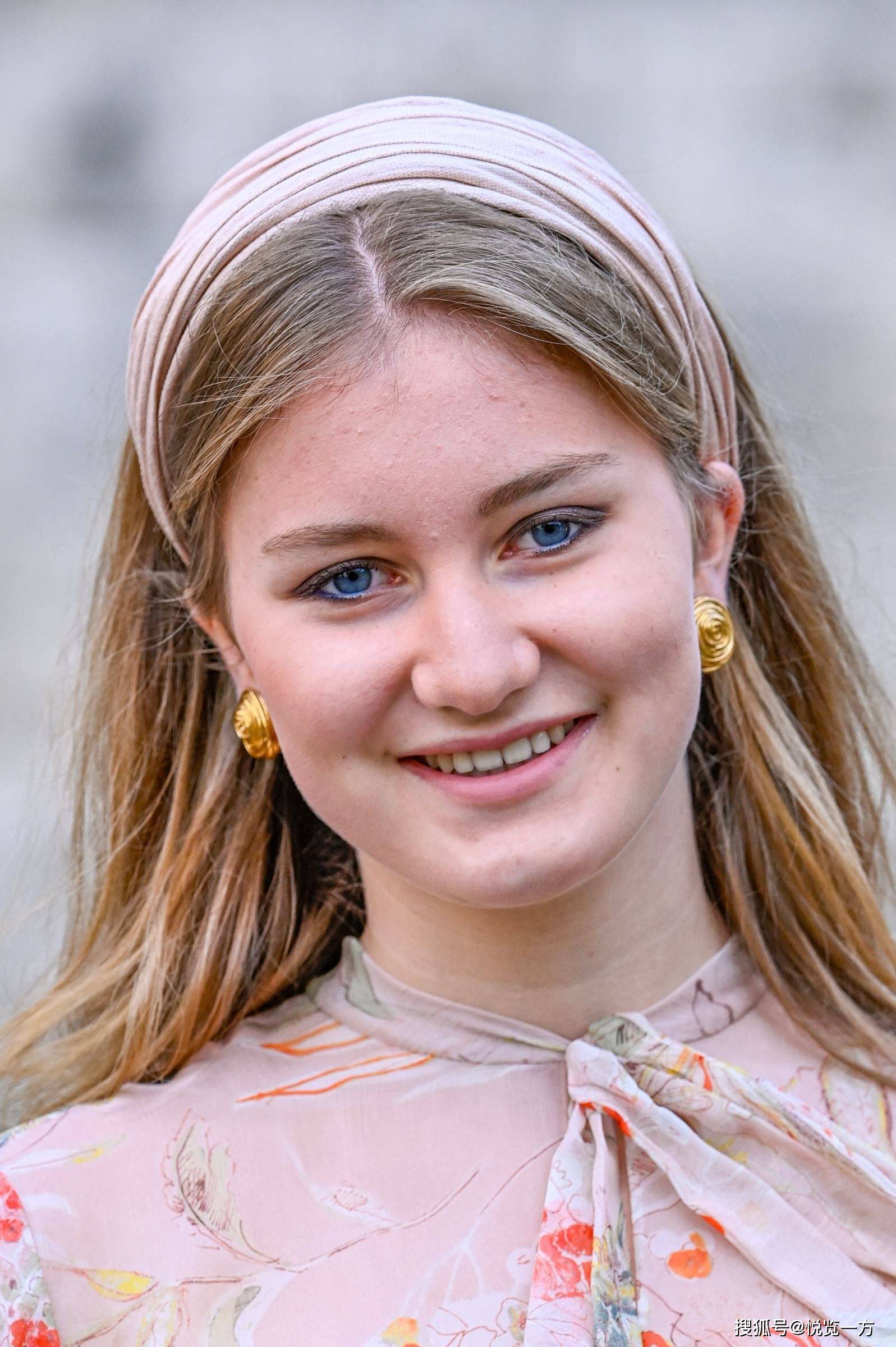 比利时伊丽莎白公主军训英姿飒爽 礼服装大气妩媚