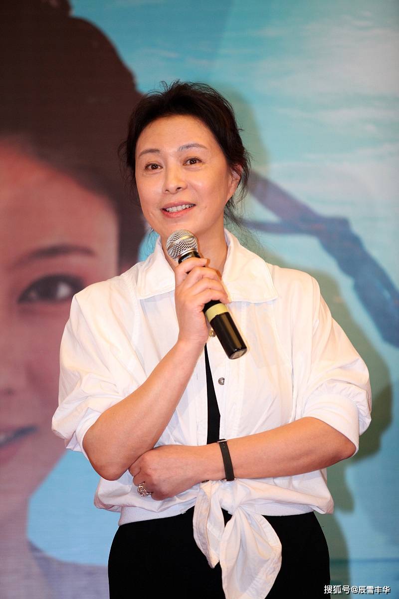 刘佳穿衣靠的是"气场",造型低调却十分有范儿,高雅大气又时髦