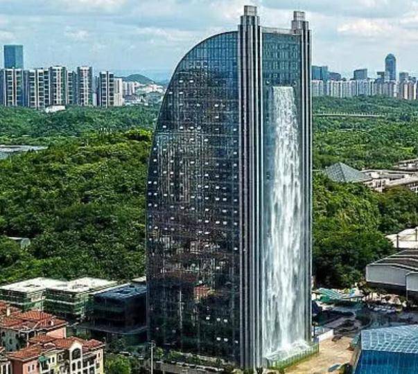 贵阳一处酒店外的瀑布,落差高达108米,已打破世界纪录!