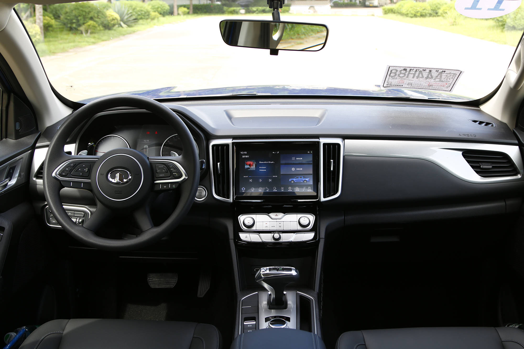 在内饰方面,商用版长城炮柴油8at同样有着较强的乘用化风格,整体设计