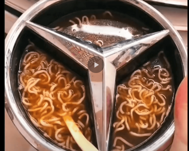 原创80万奔驰乱停车车标被人拆下来装泡面网友笑了