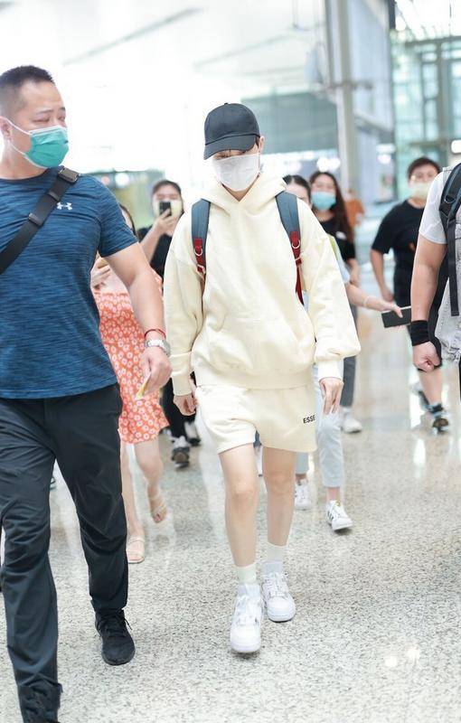 李宇春引领早秋潮流,穿奶白色卫衣洋气又减龄,气质太温柔