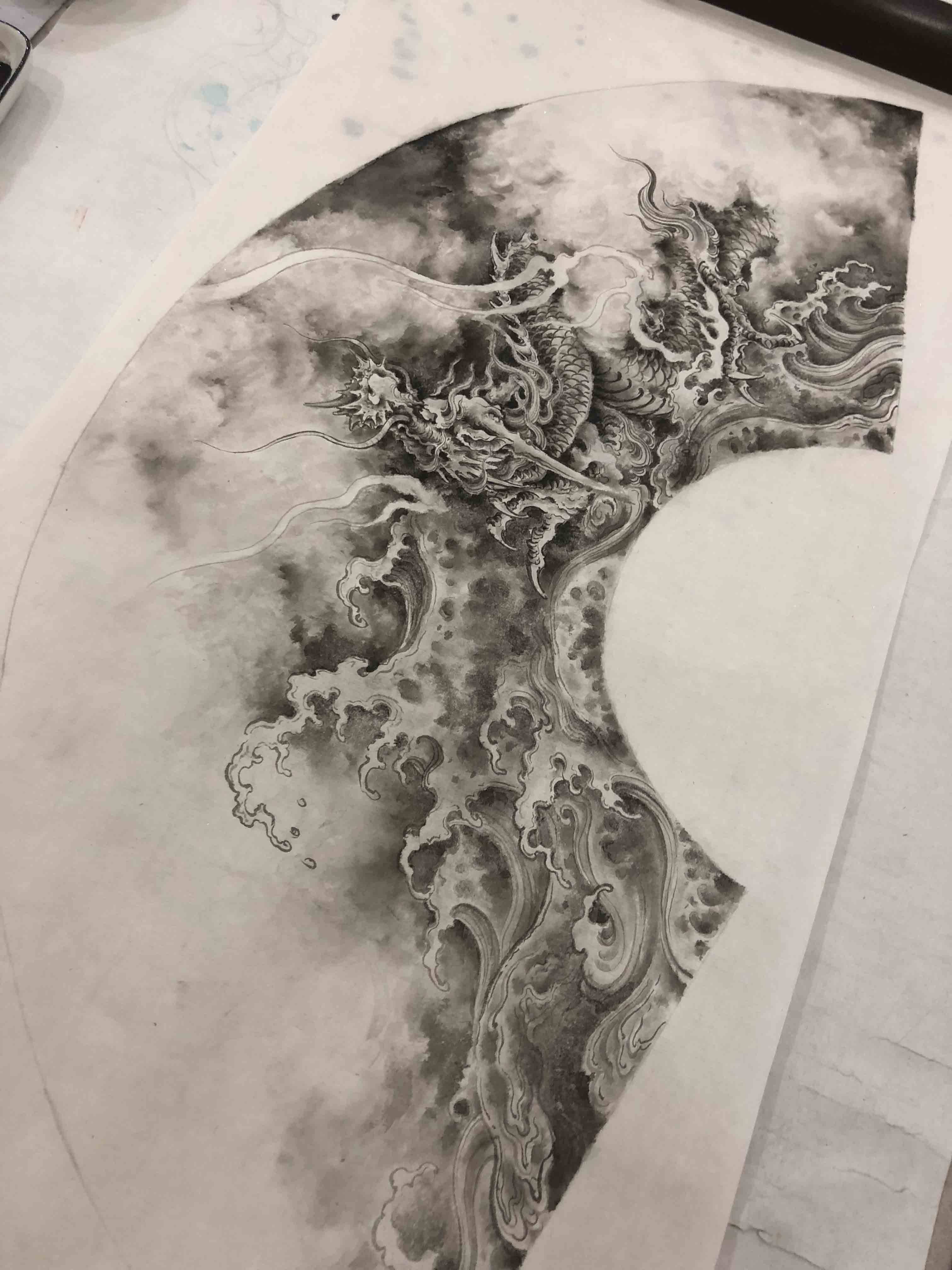 画家由龙笔下的国画水墨龙图扇面龙纹设计--《潜龙图》