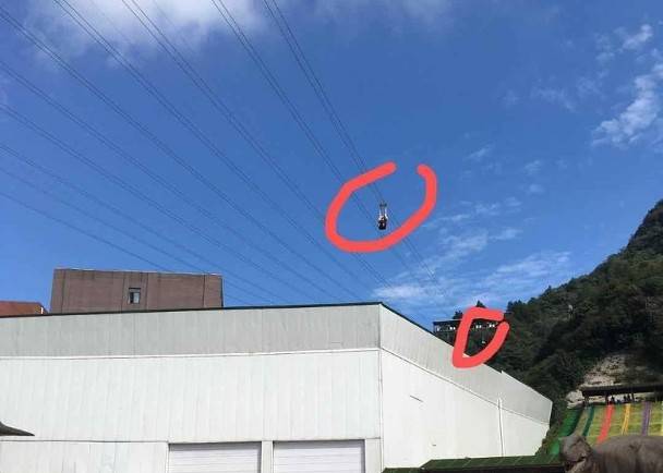 1人身亡景区天空悬廊悬停在索道上工作人员手动拉索救人