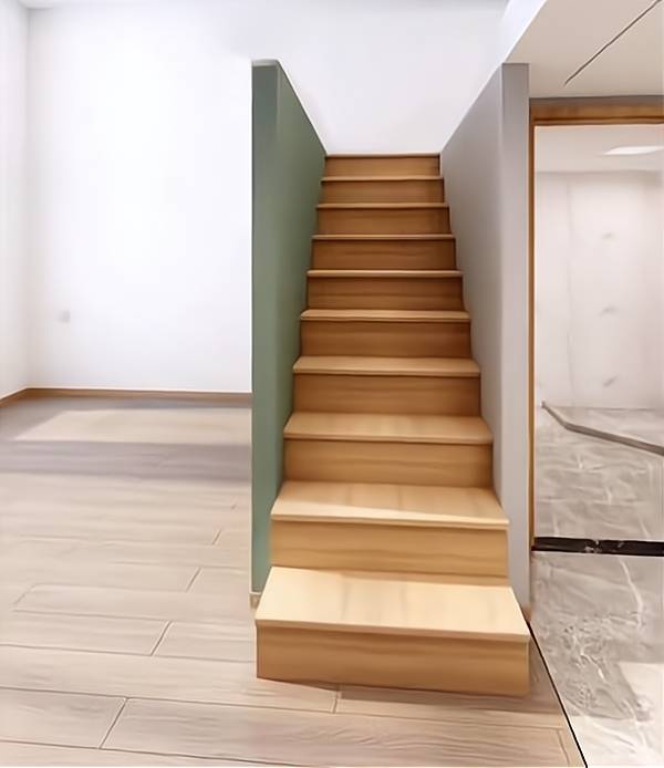 楼梯旁边用挡板隔开.