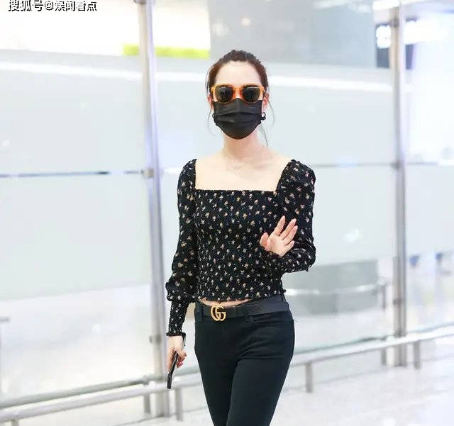 白冰现代装不输古装萧皇后穿印花t搭裤秀身材