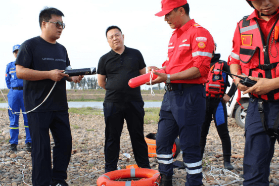应急局党组书记,局长张增强亲临现场观摩指导,对顶着烈日进行训练的
