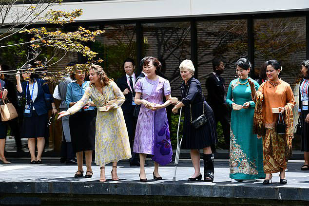 日本新第一夫人短发也惊艳穿小西装温婉大气不输58岁安倍昭惠