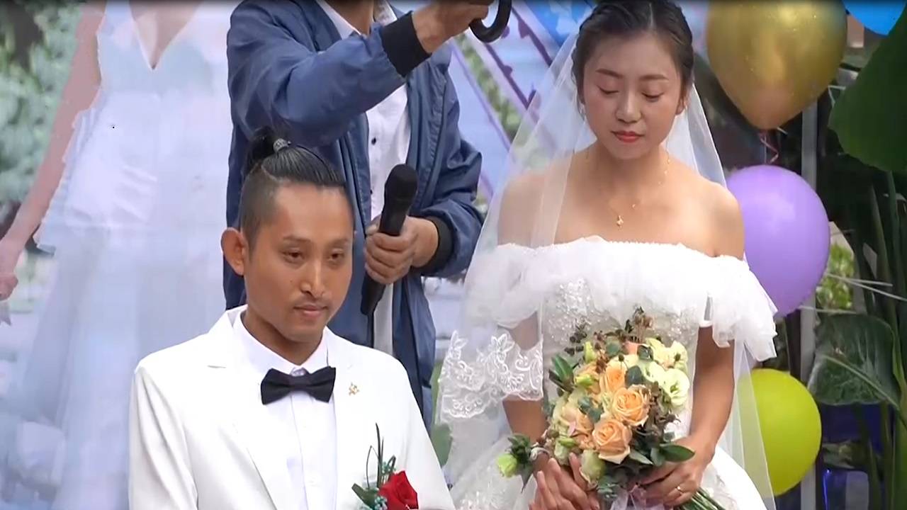 感动登顶泰山90后渐冻人结婚了张为能活一天爱她一天