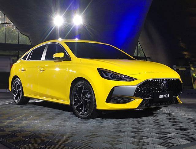 名爵5复出!三厢轿跑设计,颜色比大黄蜂还靓,预计7-10万