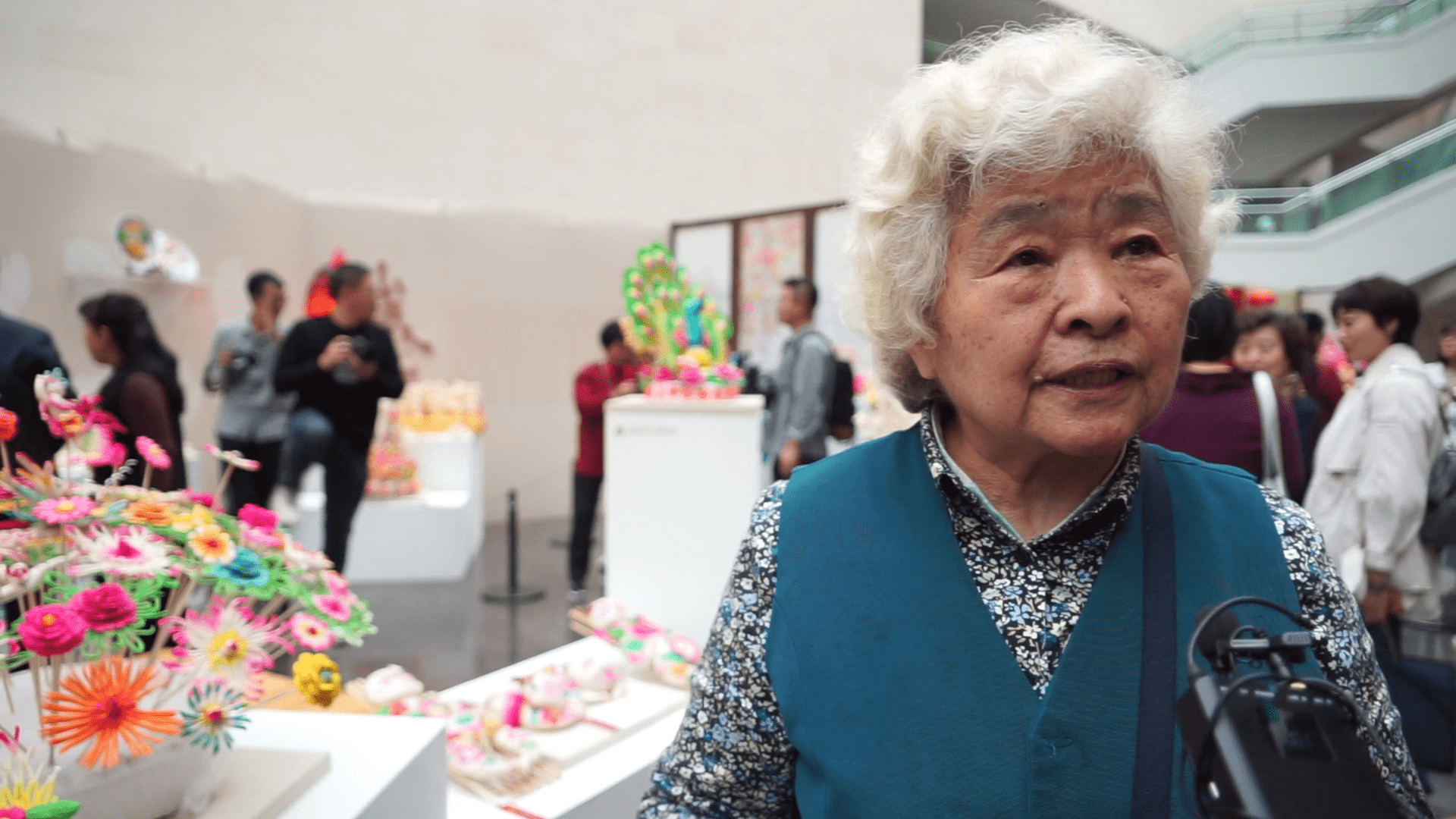 五彩繽紛的花朵,鮮活生動的人物,形態逼真的十二生肖,栩栩如生的孔雀