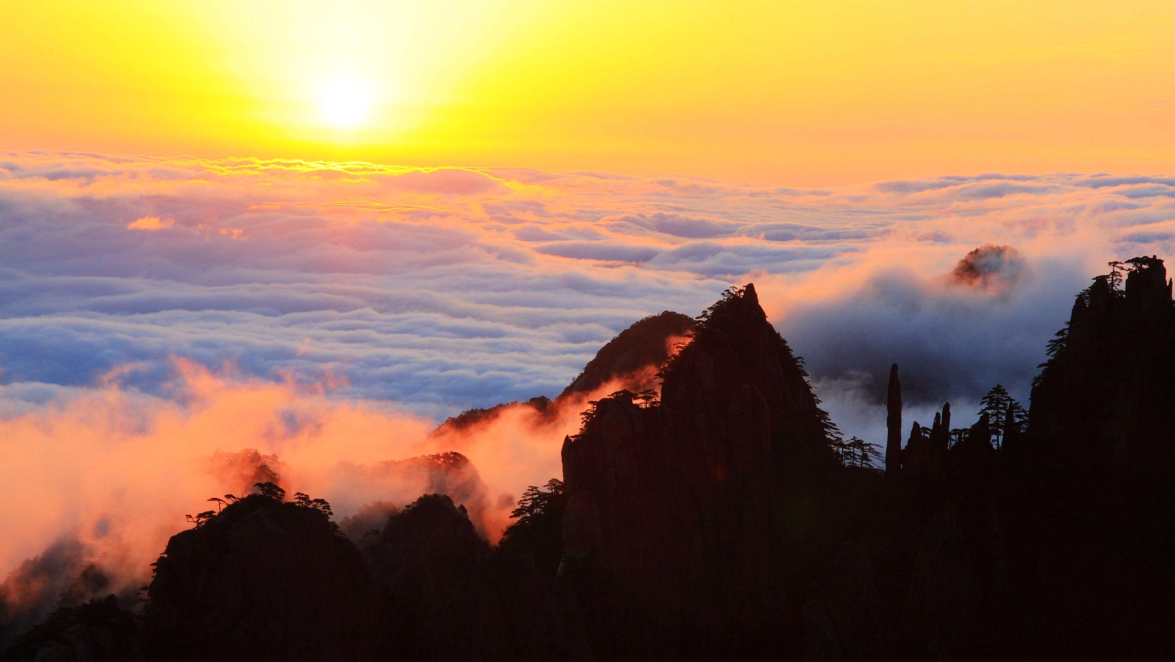 任由时空变换四季更迭黄山始终都是那幅雄壮美丽的水墨画