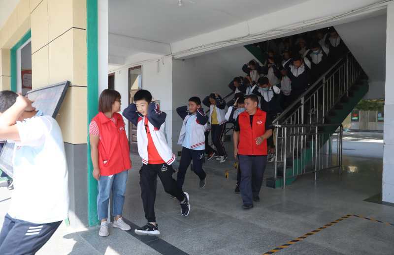 纪念9.18,泰安市省庄一中带领师生举办防空防灾疏散演练