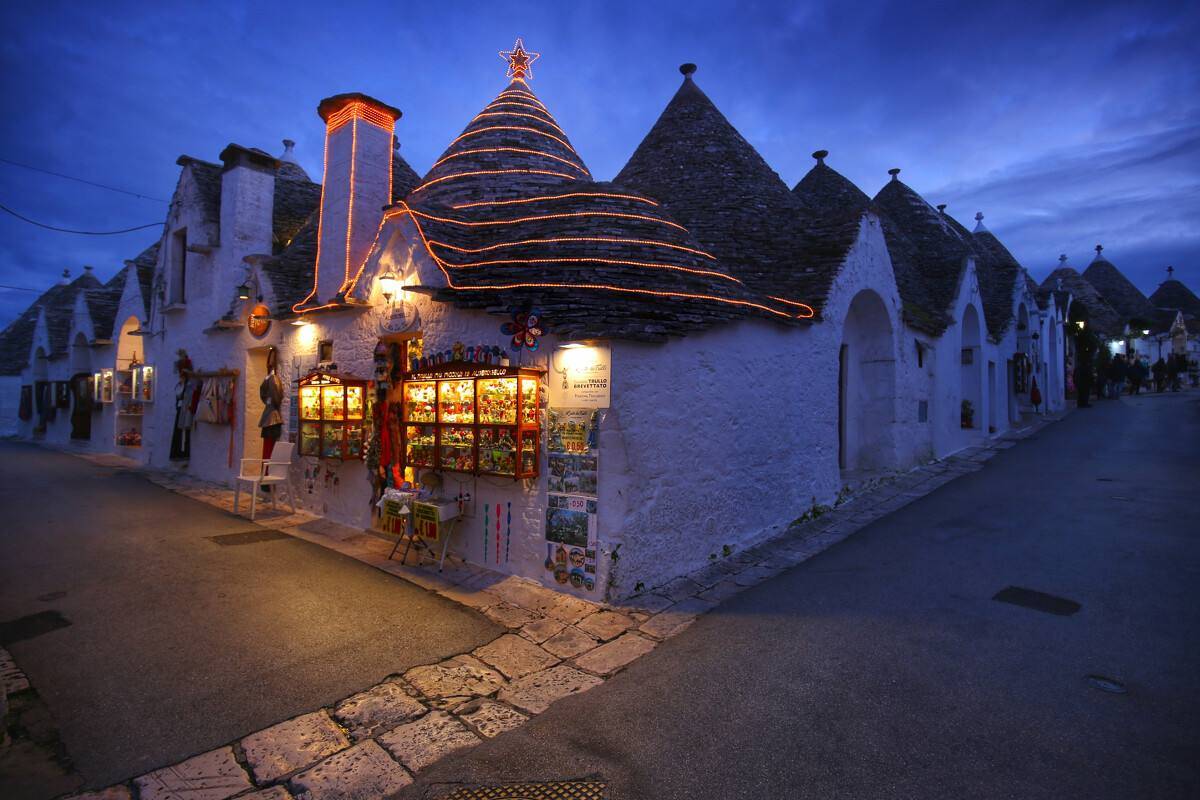 童话般的白色街道可爱的尖顶房屋组成的美丽城镇丽树镇