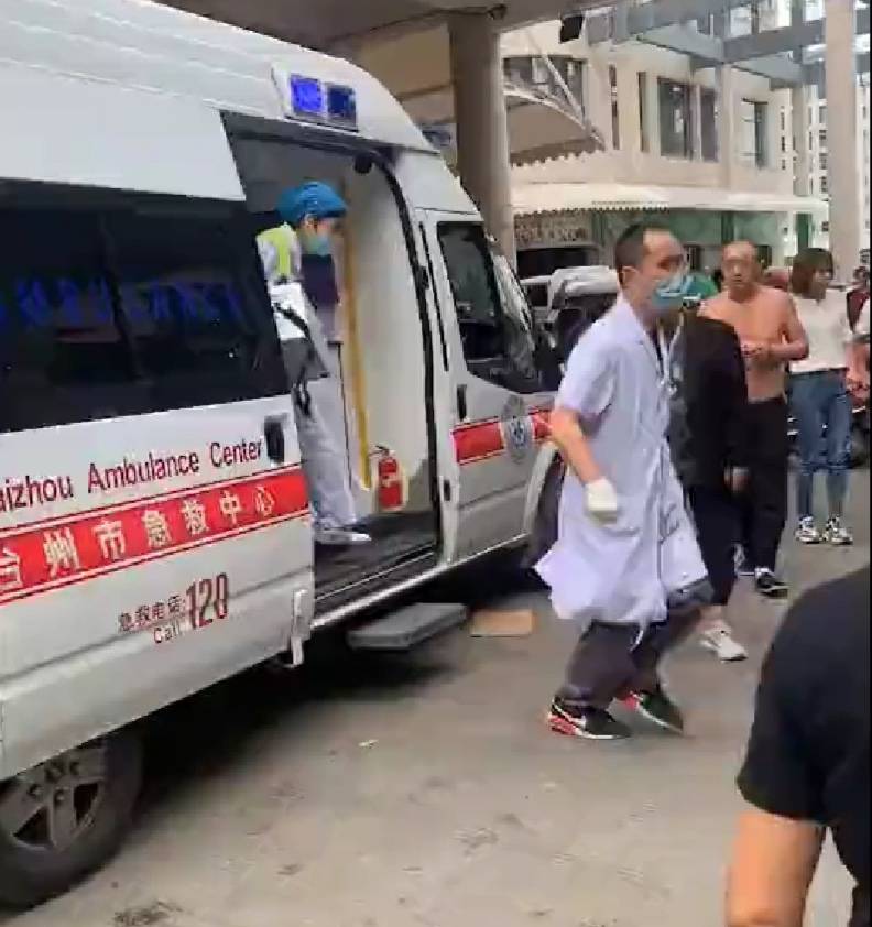 工资|老板娘疑因没给店员发工资被割喉，面色苍白被抬出水果店