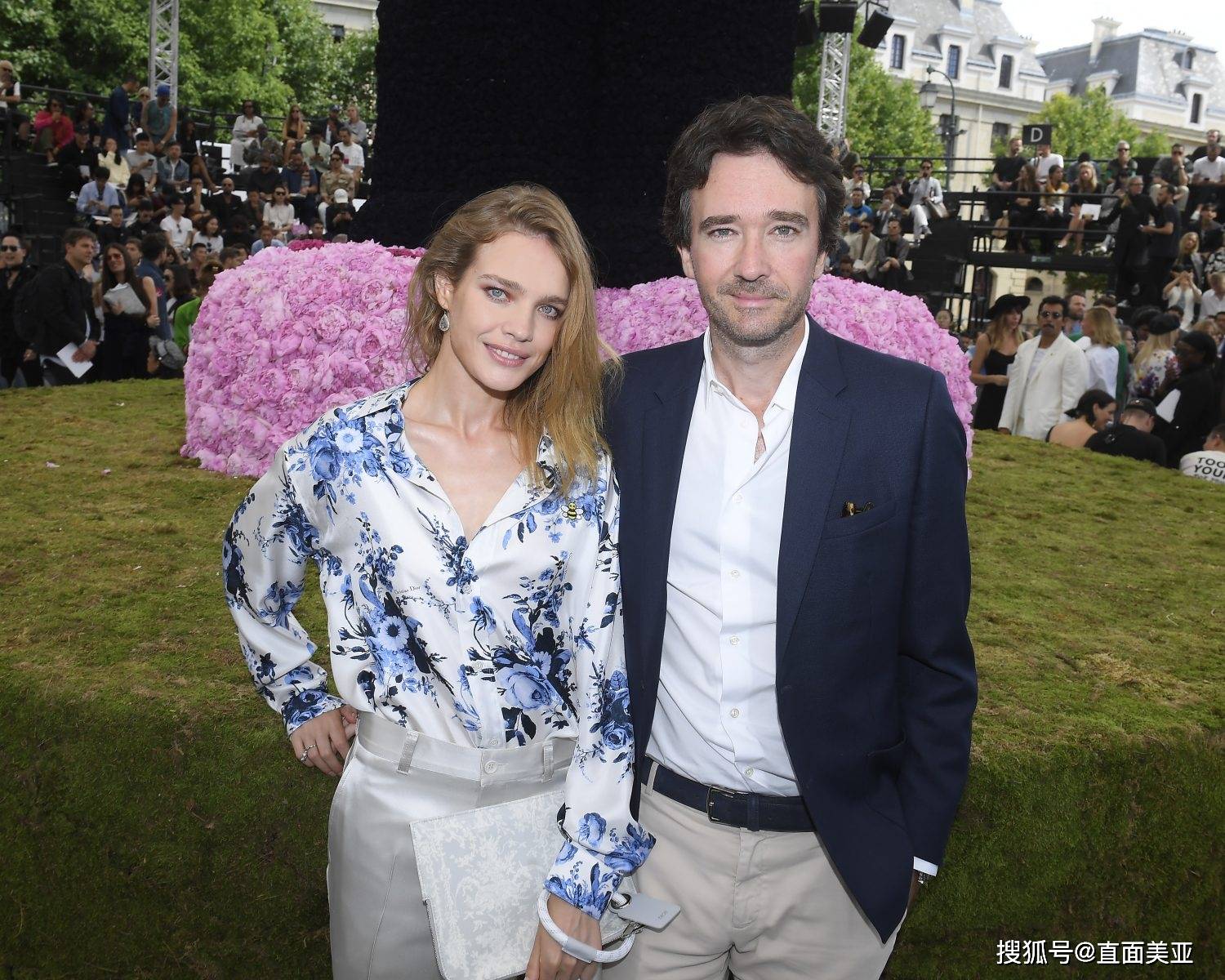 从俄罗斯贫民窟走出的世界超模 带着三个孩子二婚成为lv家儿媳