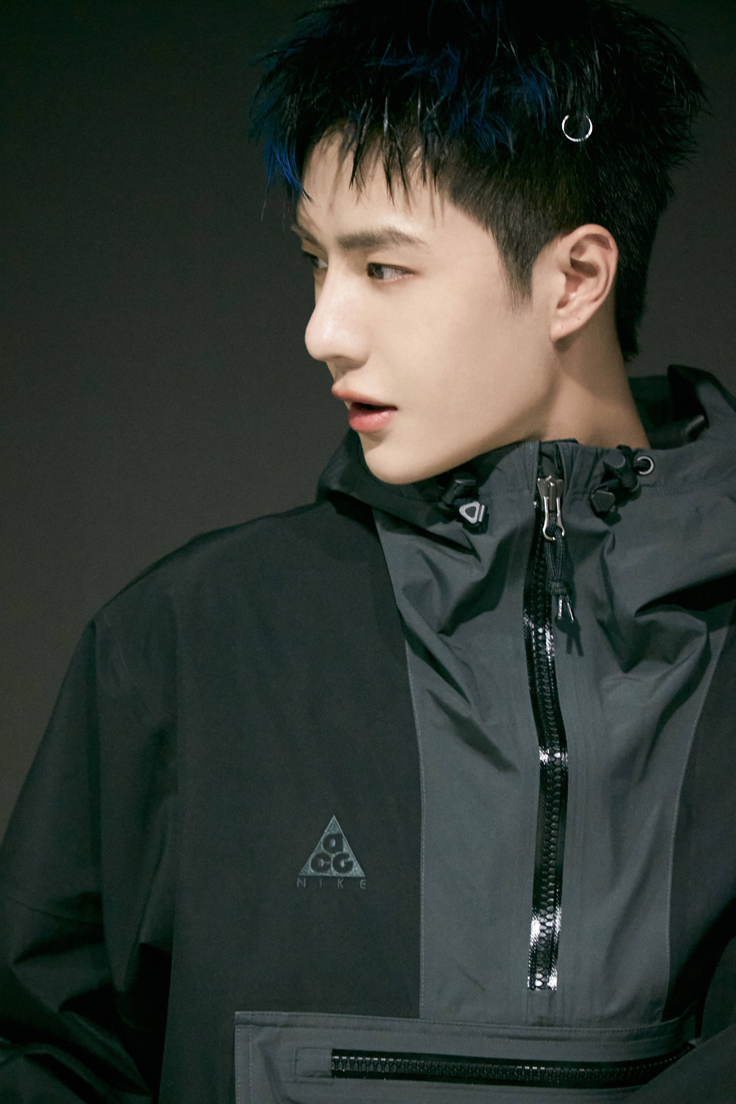 小烟嗓,帅气又魔性的长相,侧脸很立体,可颜可甜,可爱起来真的让人心都