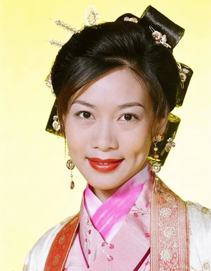 原创48岁木婉清晒照身材苗条显时尚结婚9年与丈夫恩爱依旧