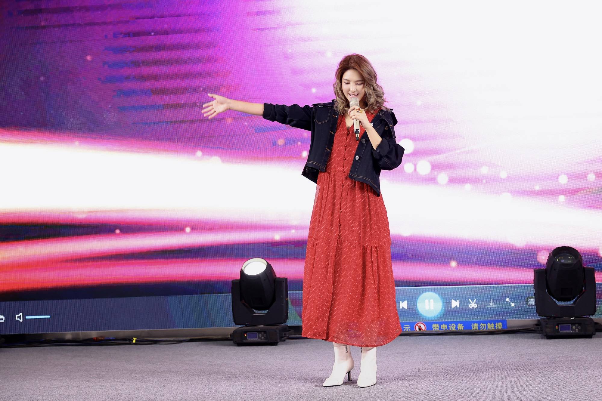 当天下午,在主持人的隆重介绍下,郭静身穿红色波点长裙,外搭深蓝牛仔