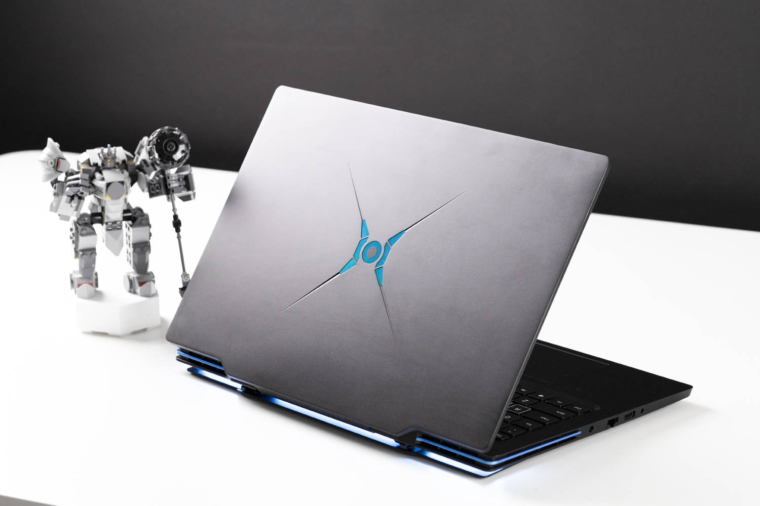 荣耀猎人游戏本图赏:科技感满怀的耐看之作