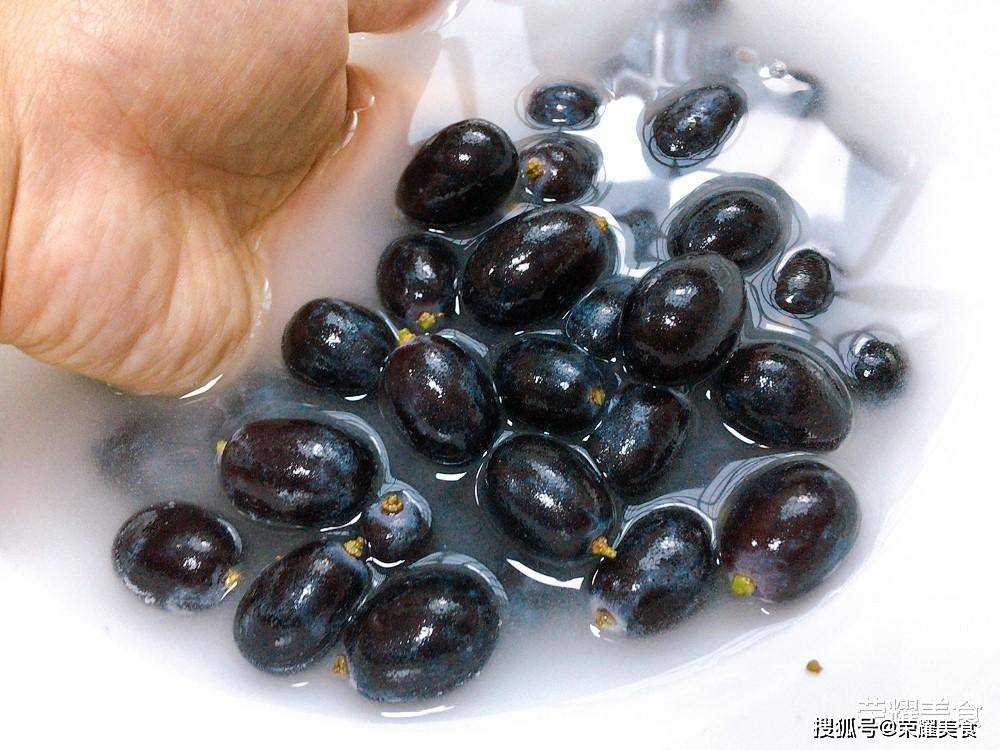 原创葡萄皮可以一起吃吗可以是可以但是果农的建议我们还是要重视