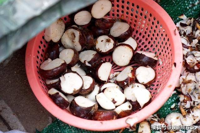 荸荠好吃皮难削,大厨教你"一切一削",荸荠个个完整,还不脏手