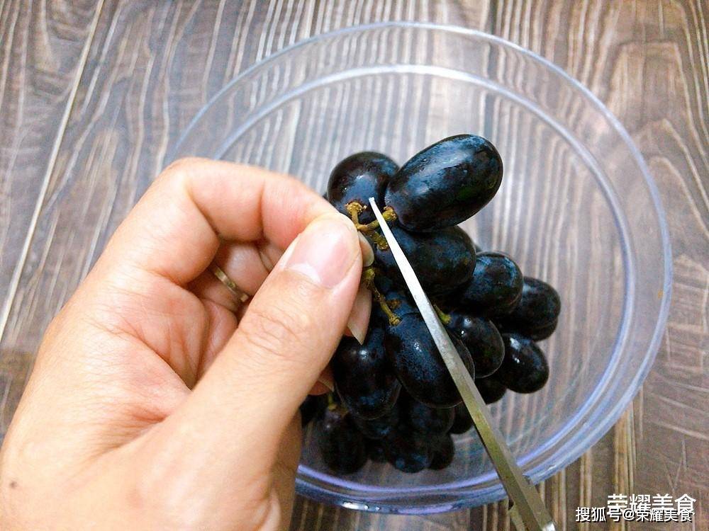 原创葡萄皮可以一起吃吗可以是可以但是果农的建议我们还是要重视