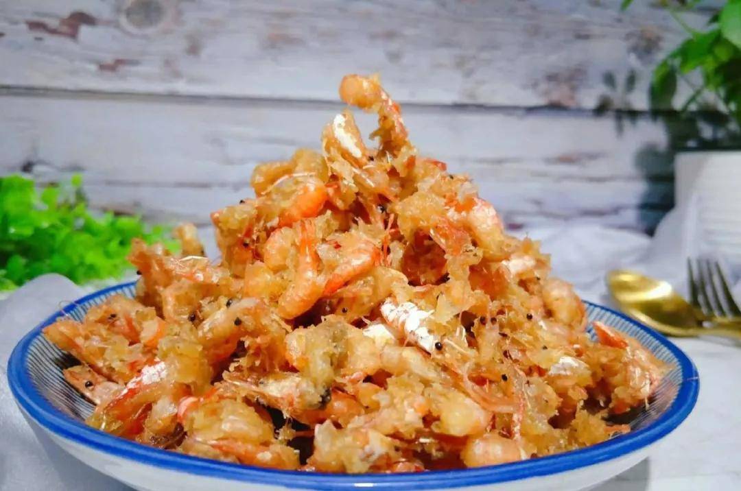 活蹦乱跳的小河虾最好吃的做法莫过于油炸了,今天就给大家分享一下